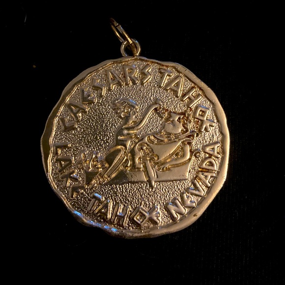 VINTAGE CAESARS PALACE LAS VEGAS NEVADA GOLD TONE MEDALLION 1980’s - Picture 1 of 1